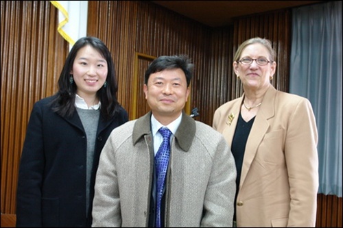 왼쪽부터-Aelee Kwon(주한미대사관 공보과 보좌관, 강사), 전득용 선생님(여수공고 영어교사), Jean Vander Woude(주한미대사관 공보과 지역총괄담당관, 강사) 